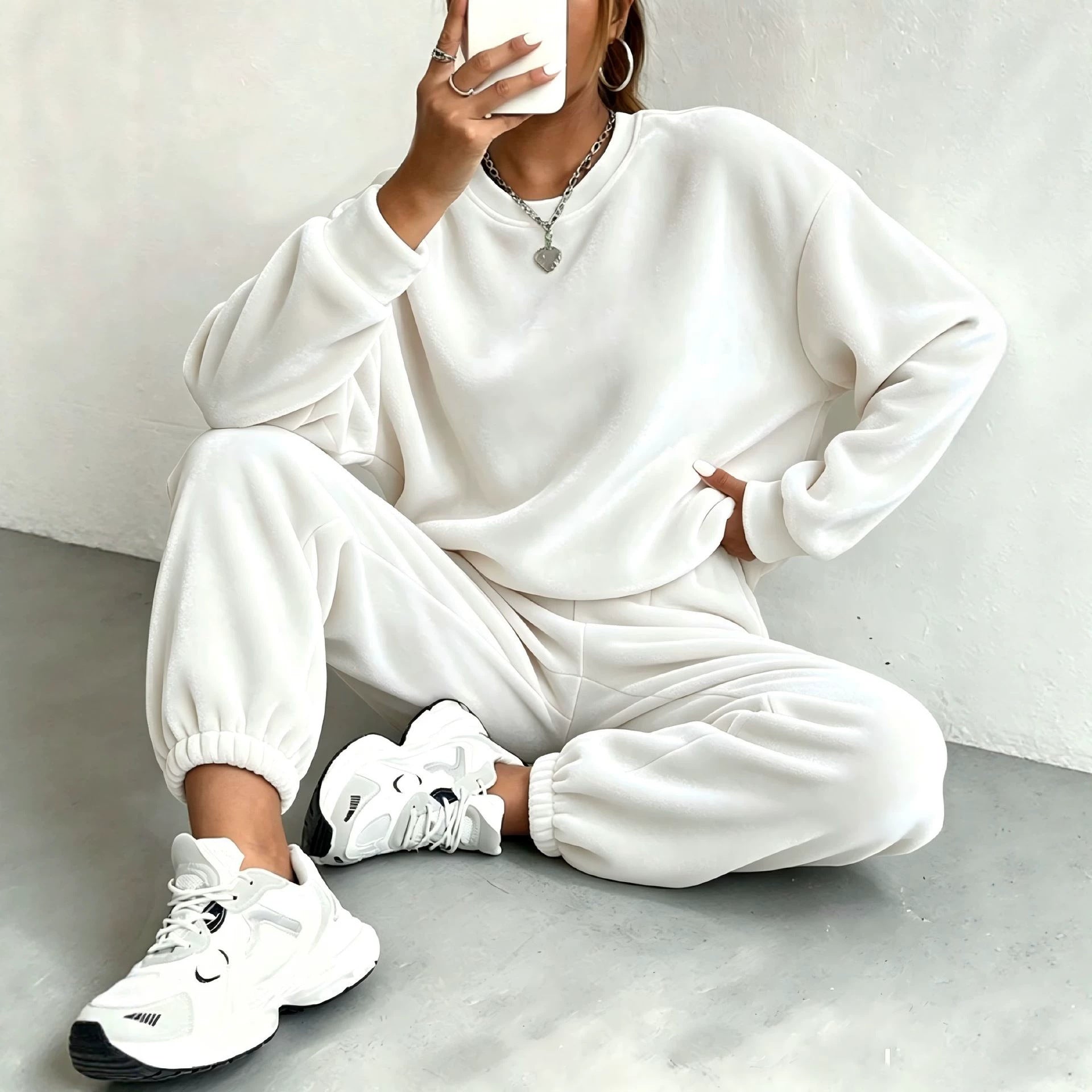 Women's Oversize Velvet Tracksuit with Round Neck and Elastic Cuffs
