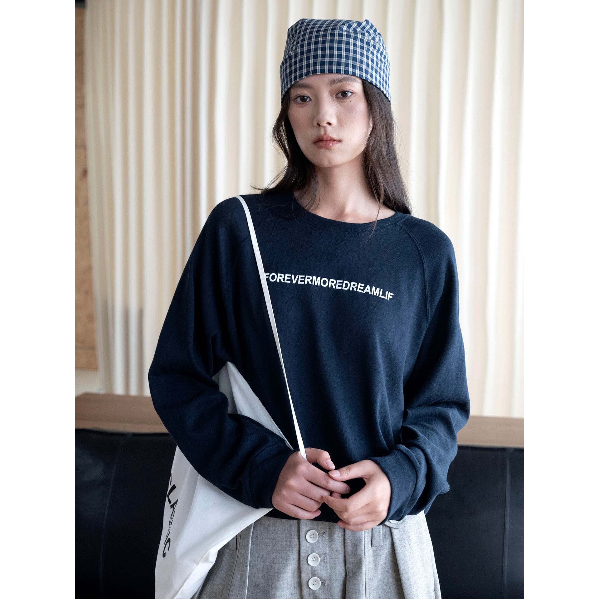 Women's Loose Round Neck Sweatshirt with Raglan Sleeves and Statement Print Chichicherry