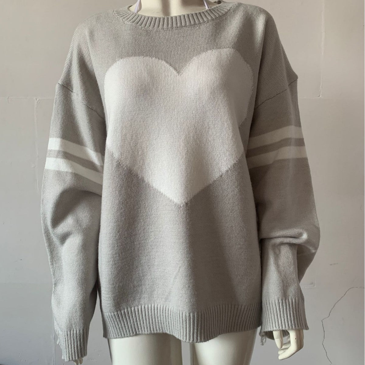 Damen Oversize Strickpullover mit Herzmotiv und sportiven Streifenärmeln Drune