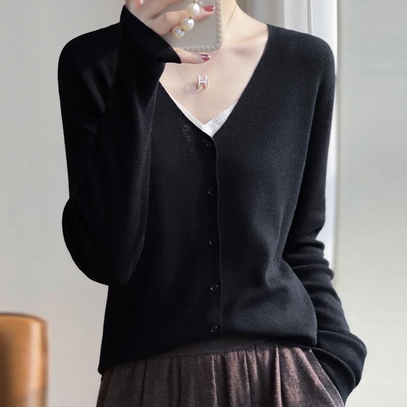 Women's Lightweight V-Neck Cardigan with Boxy Silhouette and Cashmere Look Chichicherry