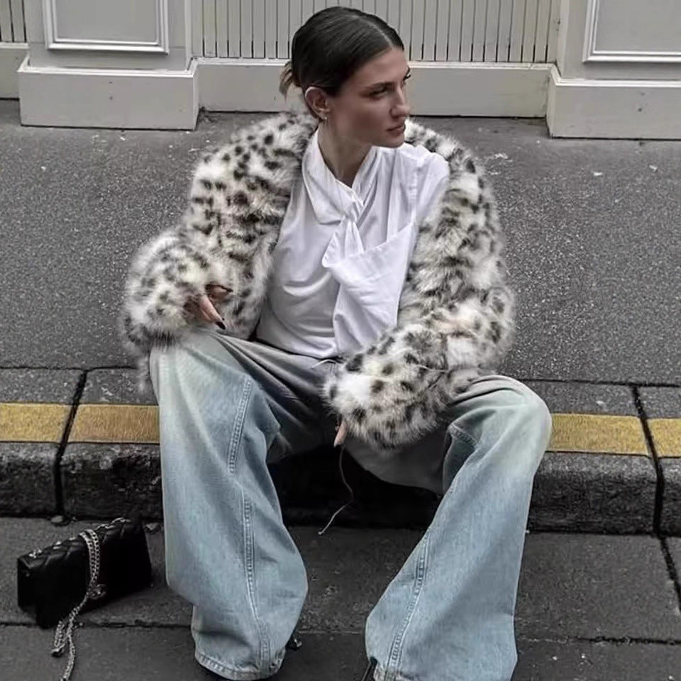 Women's short jacket made of synthetic fur in Dalmatian look with boxy silhouette and wide shawl collar Chichicherry
