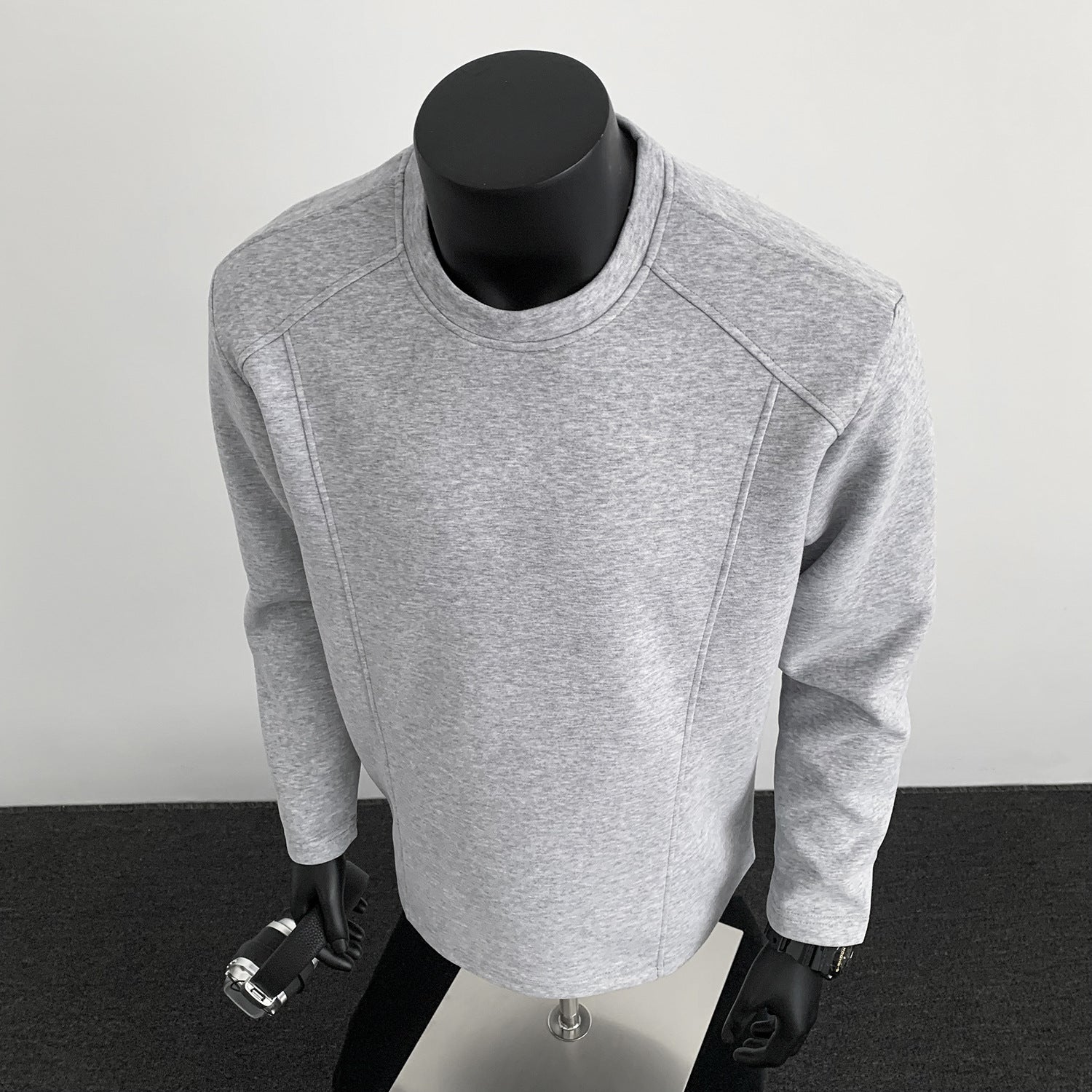 Men's sweatshirt with structured seam details and round neck Chichicherry