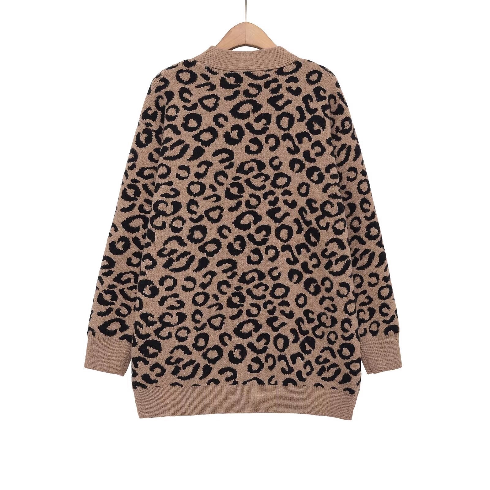 Women's Oversized Knit Cardigan with Leopard Print, V-Neck and Button Placket Chichicherry