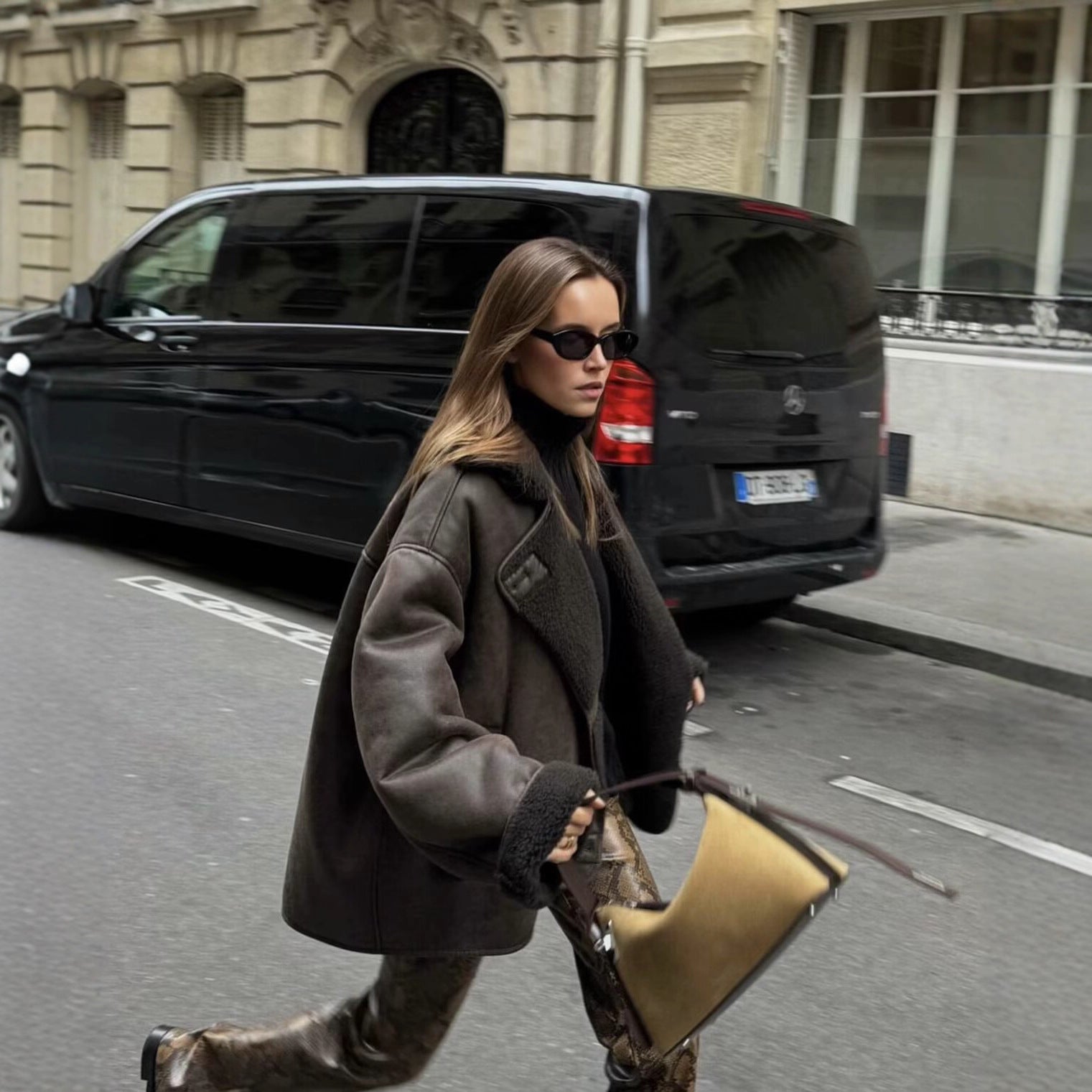 Women's short jacket in oversized shearling look with lapel collar and pockets Chichicherry