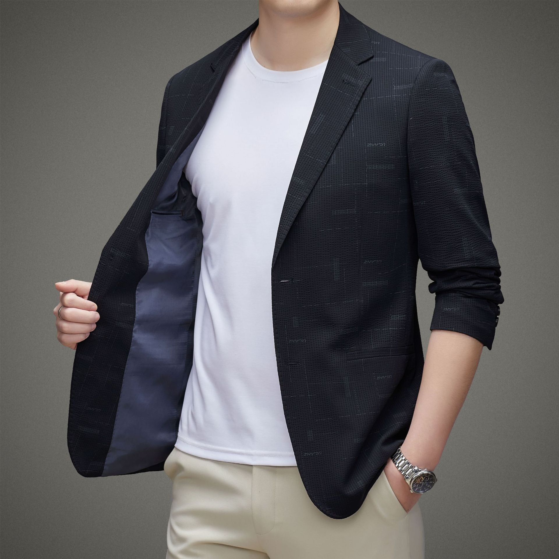 Men's blazer in a slim fit made of textured fabric with rolled-up sleeves Chichicherry