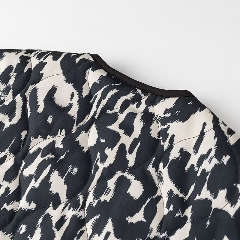 Women’s quilted jacket in oversized boxy cut with round neckline and abstract animal print Chichicherry