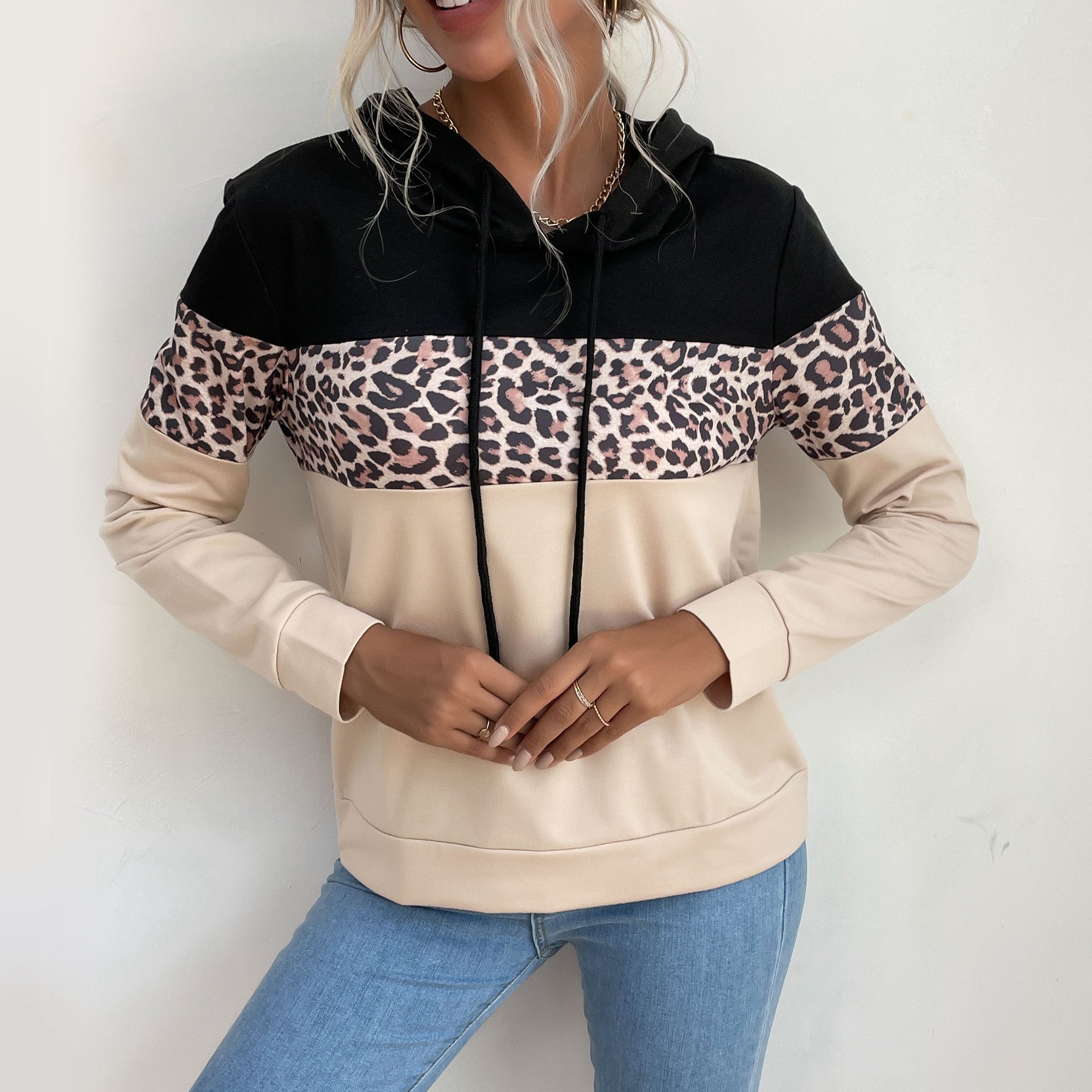 Women's hooded sweatshirt with leopard print trim and kangaroo pocket Chichicherry