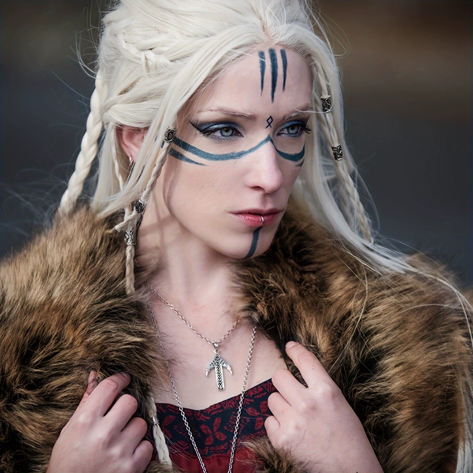 Women's shoulder collar made of faux fur with leather straps and metal fittings Chichicherry