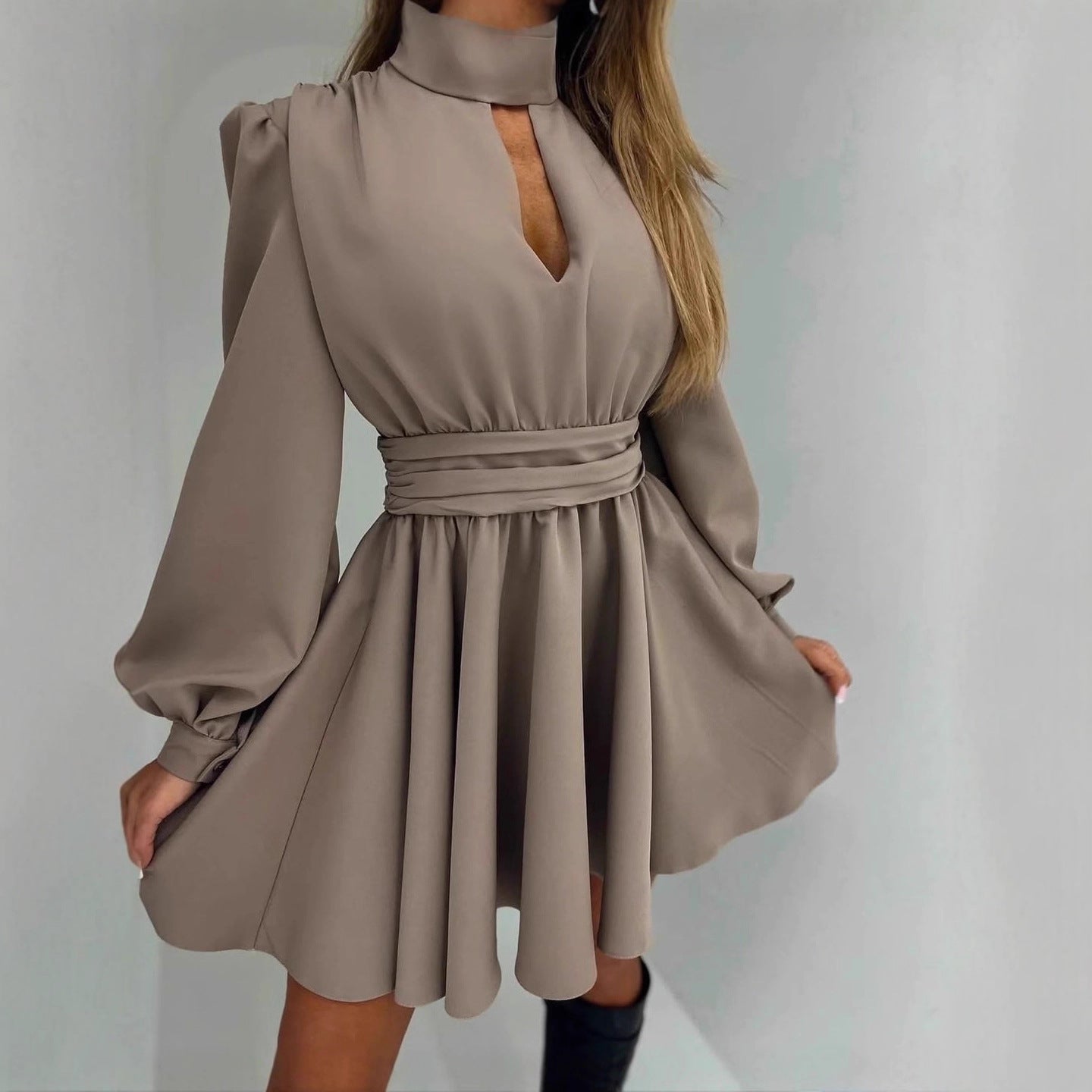 Damen Elegantes Kurzkleid mit Stehkragen, Cut-Out, weitem Glockenrock und Taillenschärpe Chichicherry