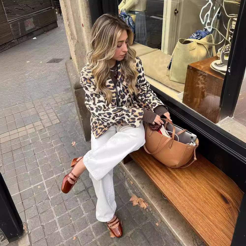 Women's Cropped Field Jacket in Leopard Pattern with Wide Lapels and Flap Pockets Chichicherry