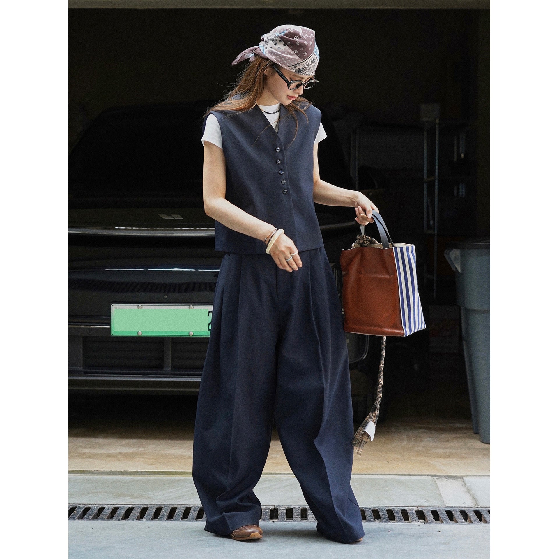 Women's Oversized Tailoring Vest with V-Neck and Continuous Button Placket Chichicherry