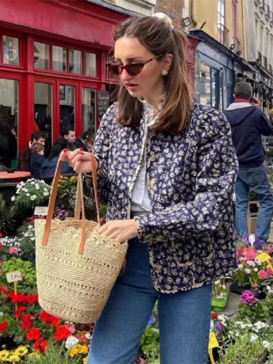 Women's quilted jacket with floral all-over pattern, round neckline and patch pockets Chichicherry