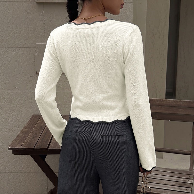 Women fine knit V-neck pullover with wavy hem, flared sleeves and decorative piping Chichicherry