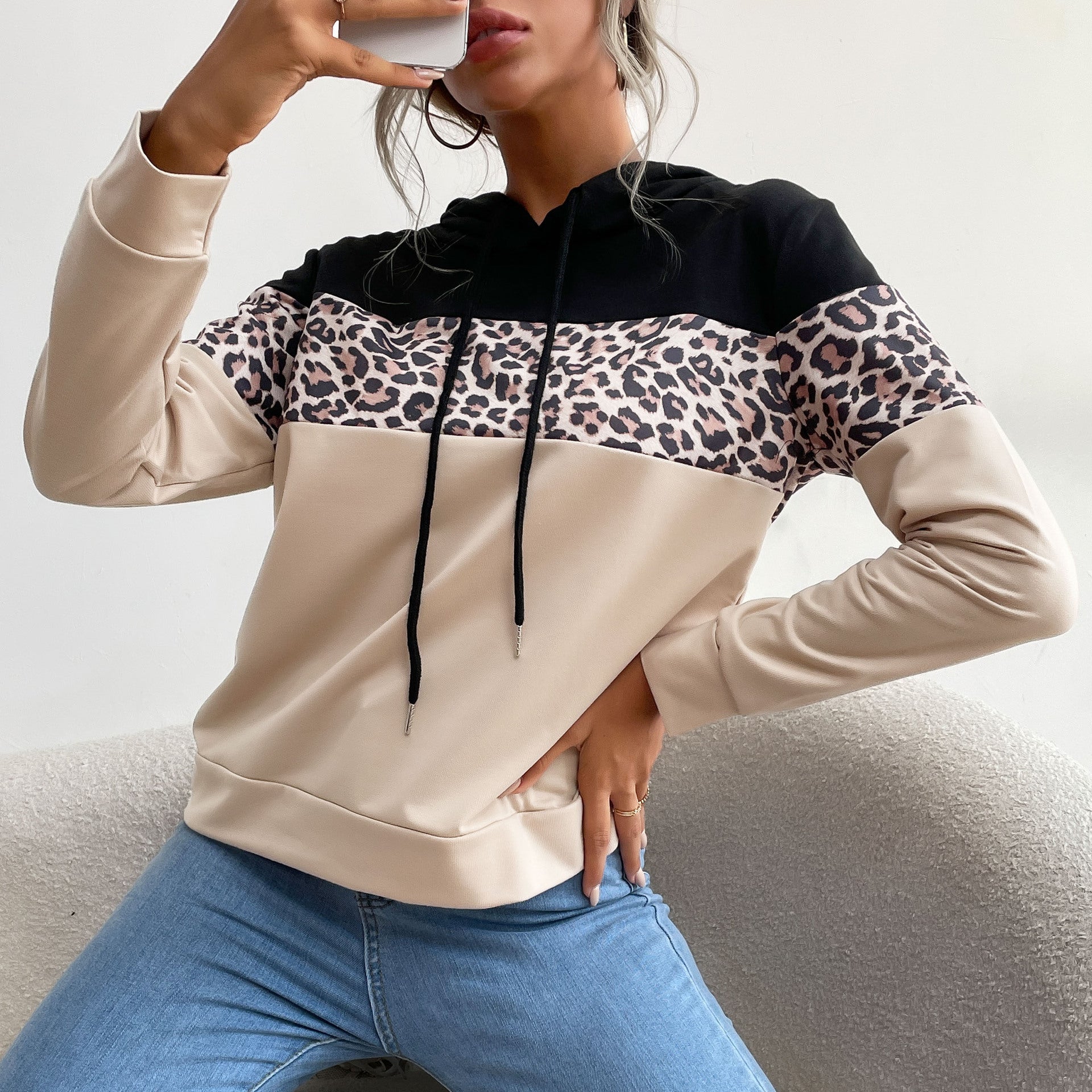 Women's hooded sweatshirt with leopard print trim and kangaroo pocket Chichicherry