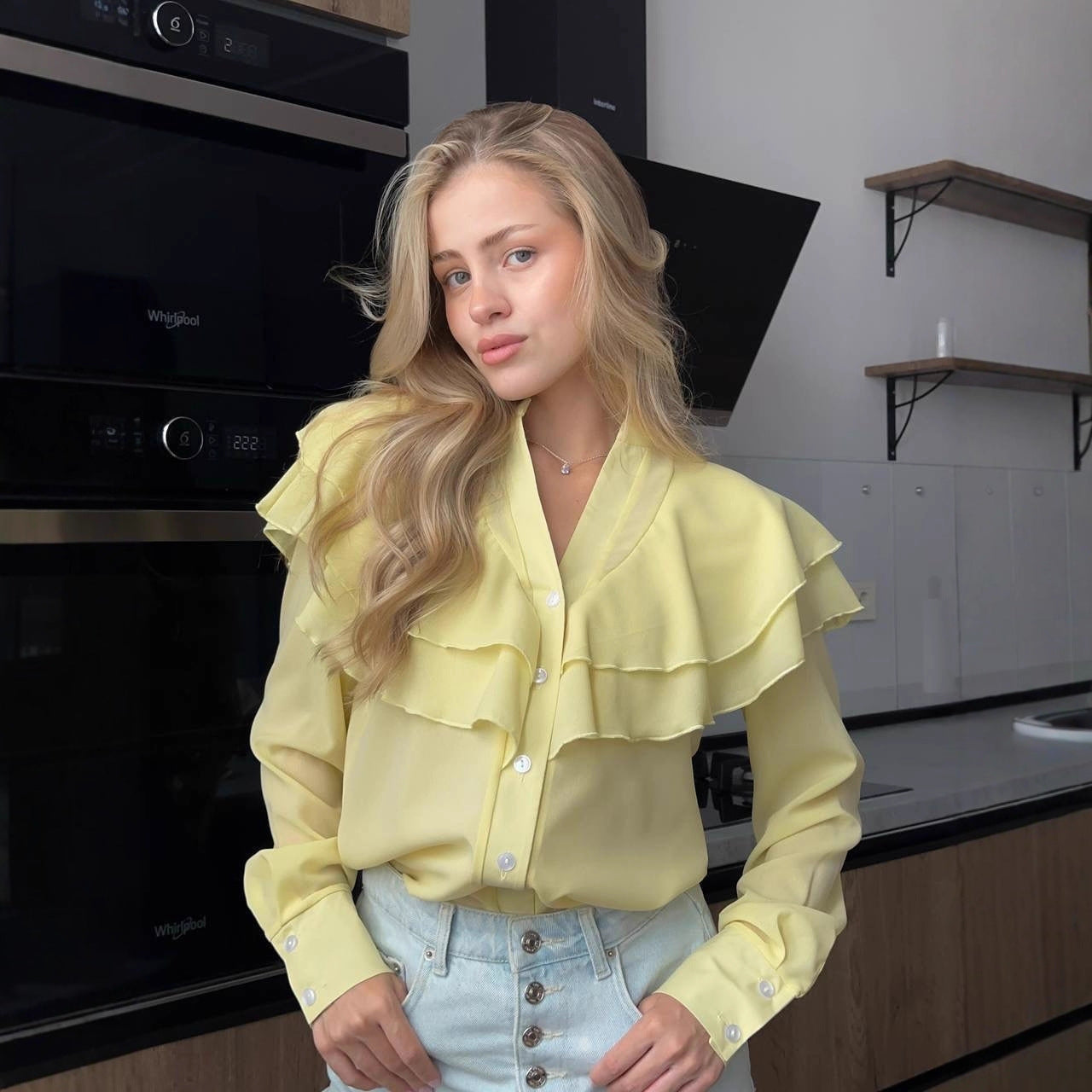 Damen Chiffon-Bluse mit mehrlagiger Volant-Rüsche und Perlmuttknöpfen Chichicherry