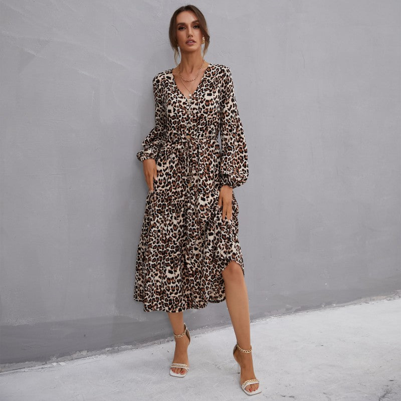 Women's midi dress made of flowing viscose blend with leopard pattern, V-neck, tie belt and tiered skirt Chichicherry