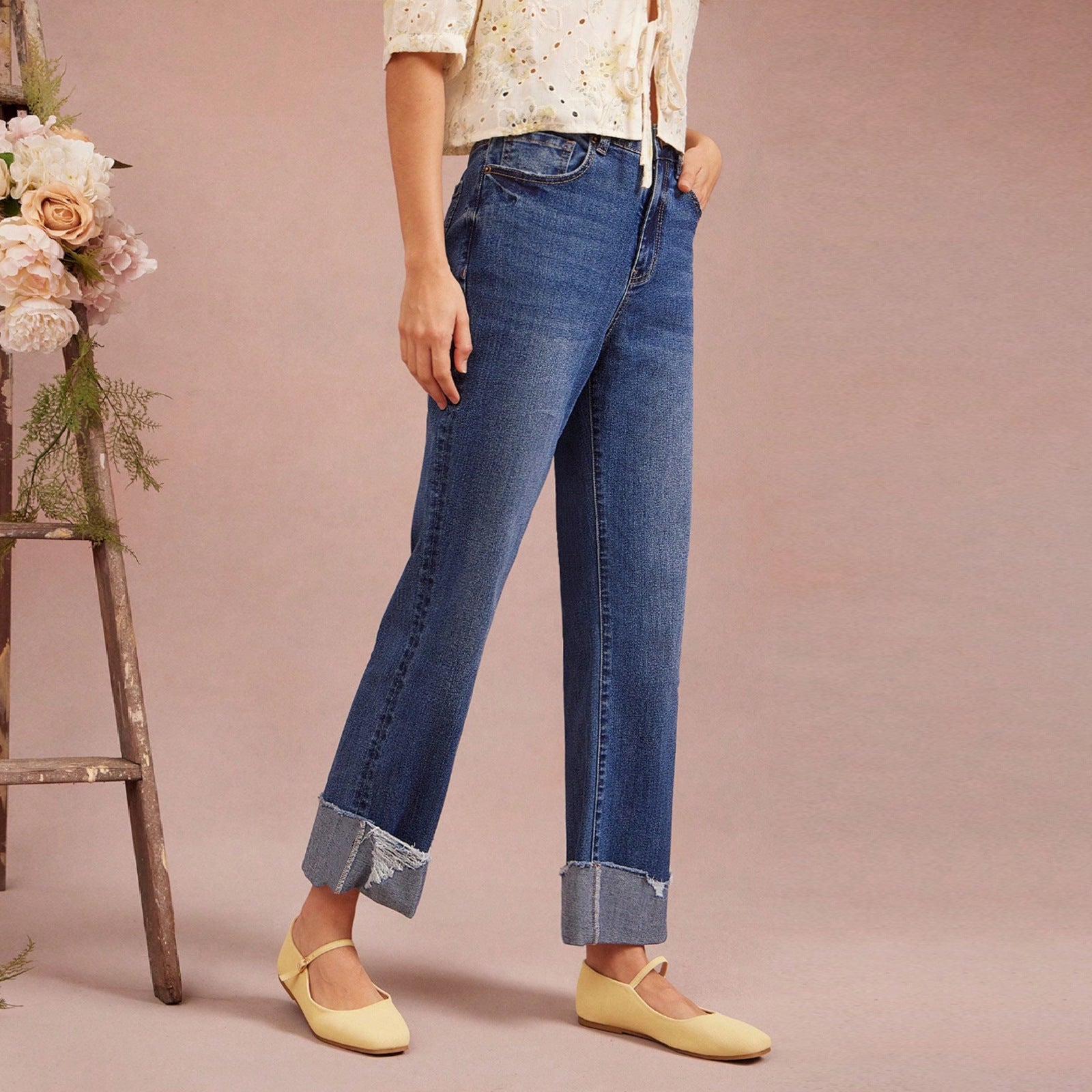 Women's High-Waisted Cropped Jeans with Wide Leg and Frayed Cuff Chichicherry