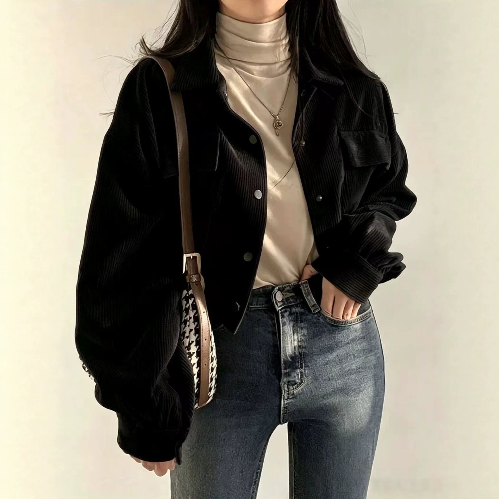 Women’s cropped overshirt jacket made of fine corduroy with snap buttons, chest flaps, and voluminous sleeves Chichicherry