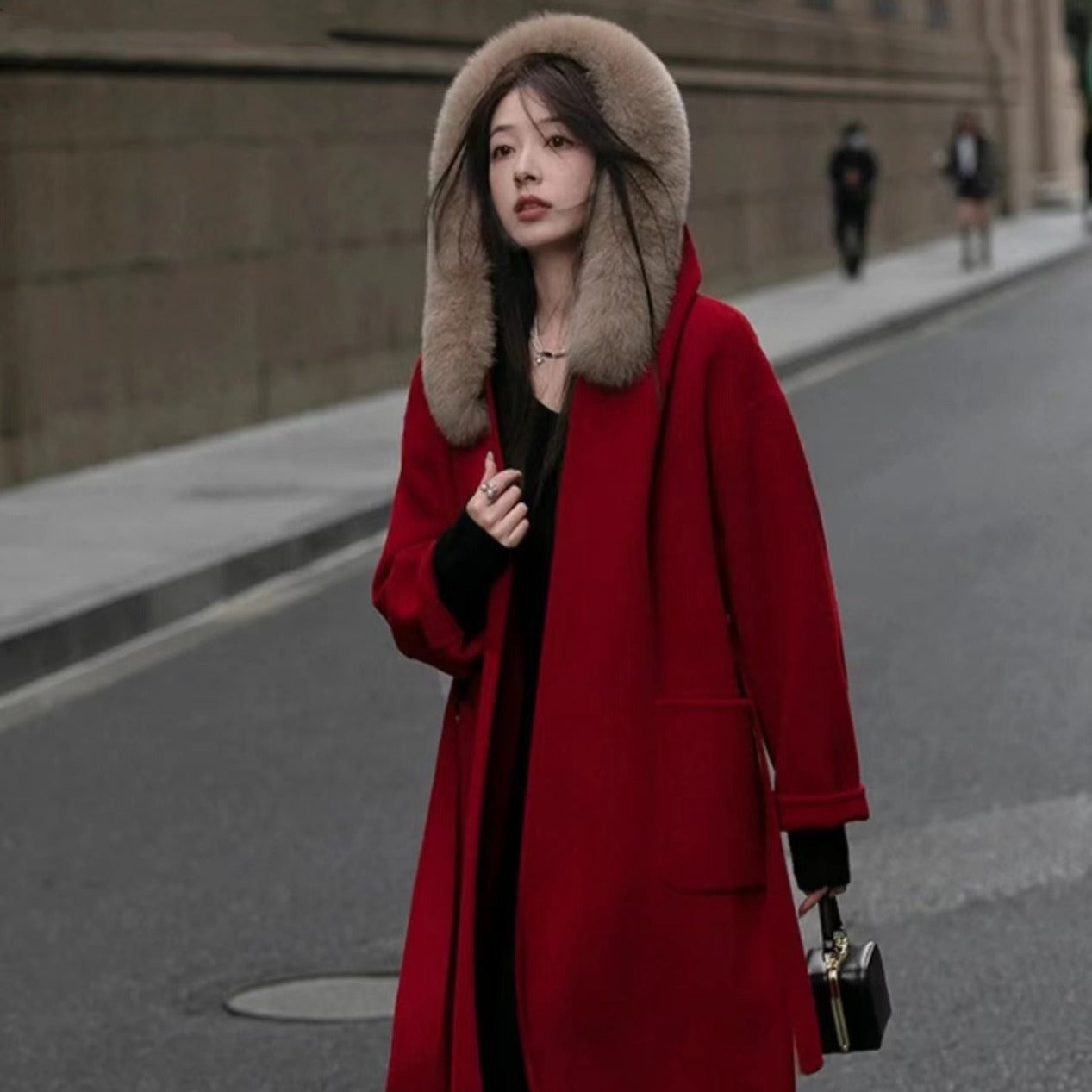 Women's Elegant Wool Blend Coat with Voluminous Fur Collar and Slim Silhouette Chichicherry