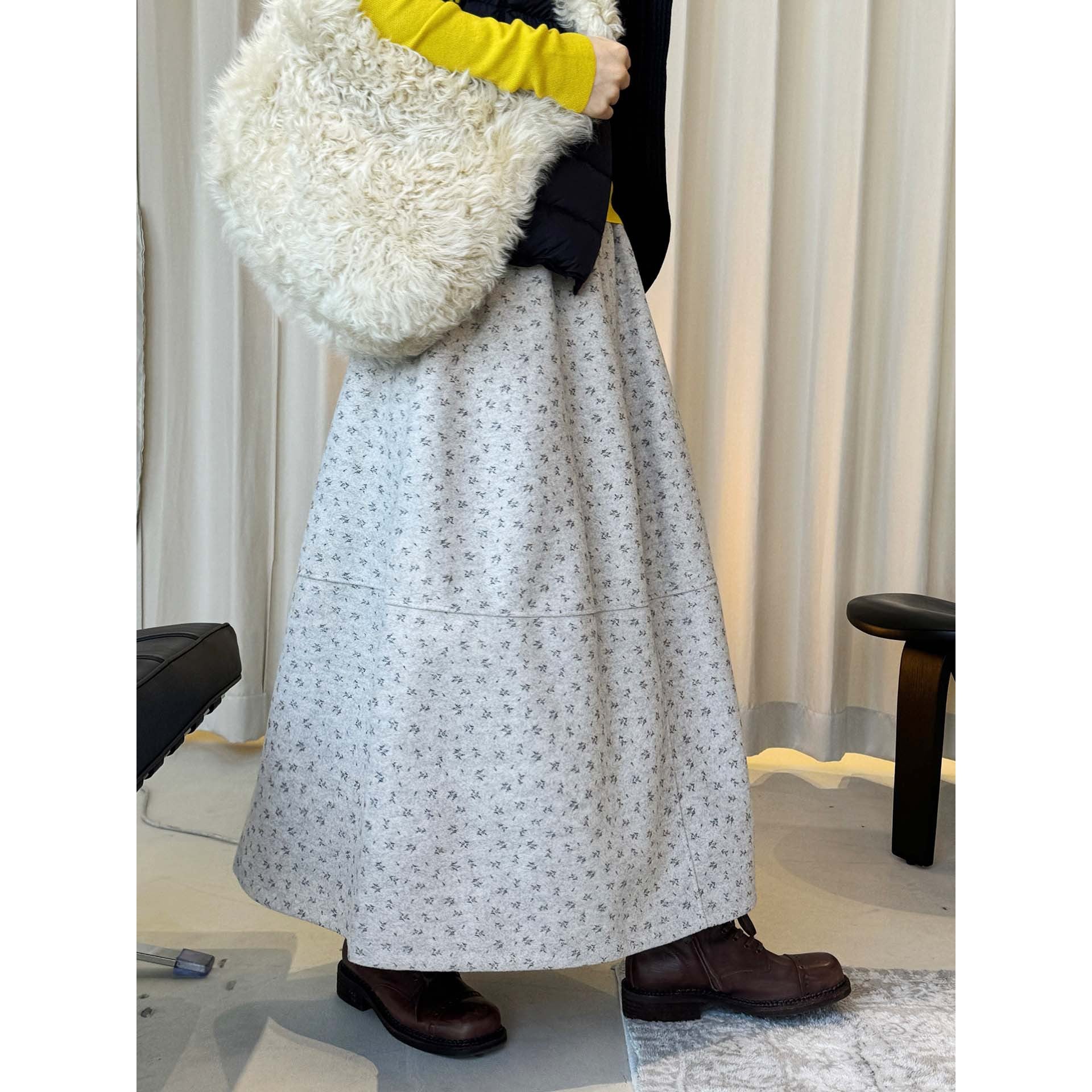 Women Wide Swinging Midi Skirt made of Wool Blend with Fine Flower Jacquard Chichicherry