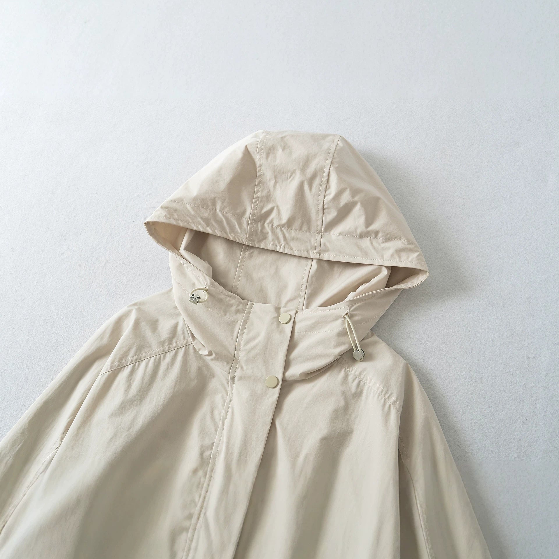 Women's short jacket with hood, drawstring, kangaroo pockets, and elastic waistband Chichicherry