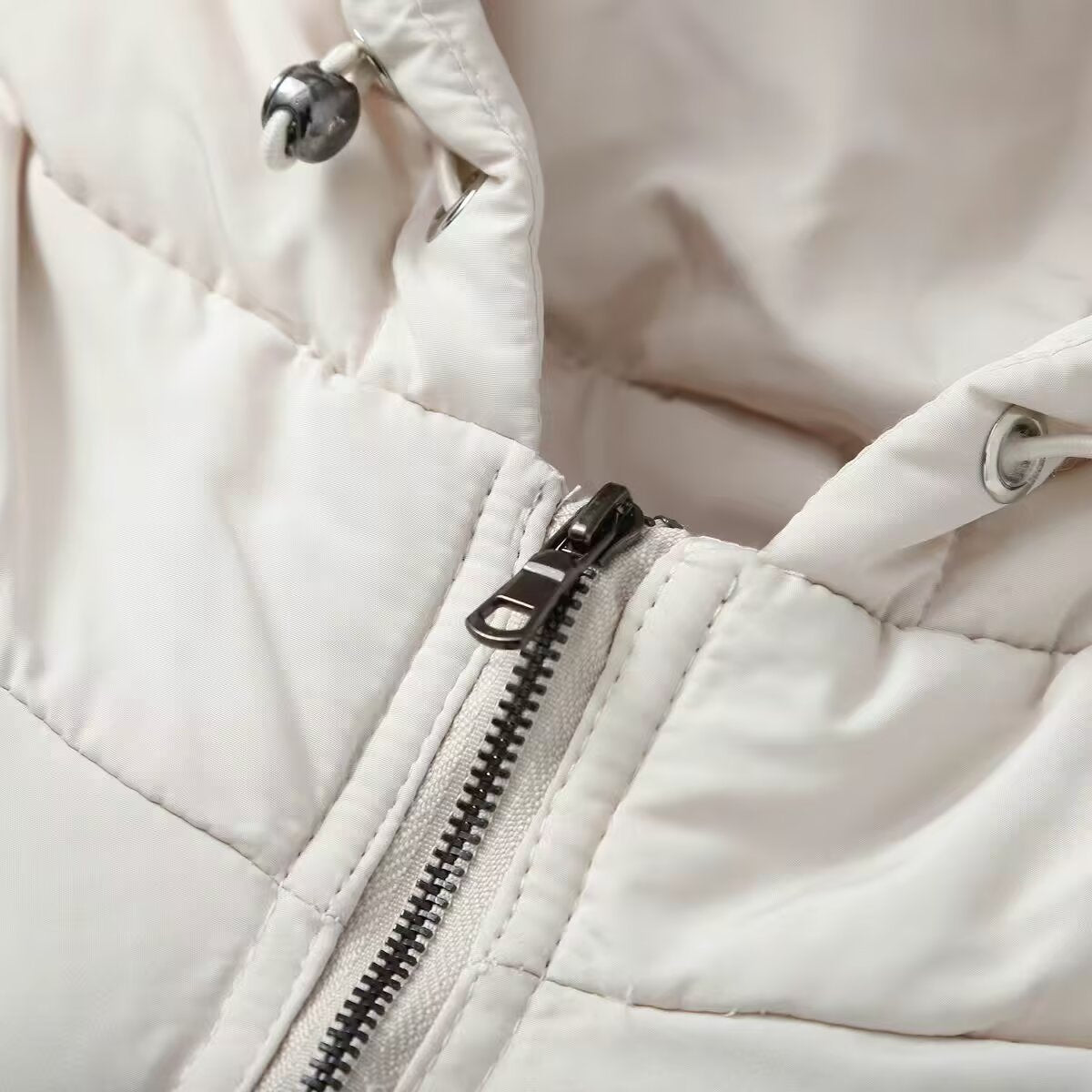 Women short-cut hybrid quilted jacket with hood, waist drawstring and elastic sleeves Chichicherry