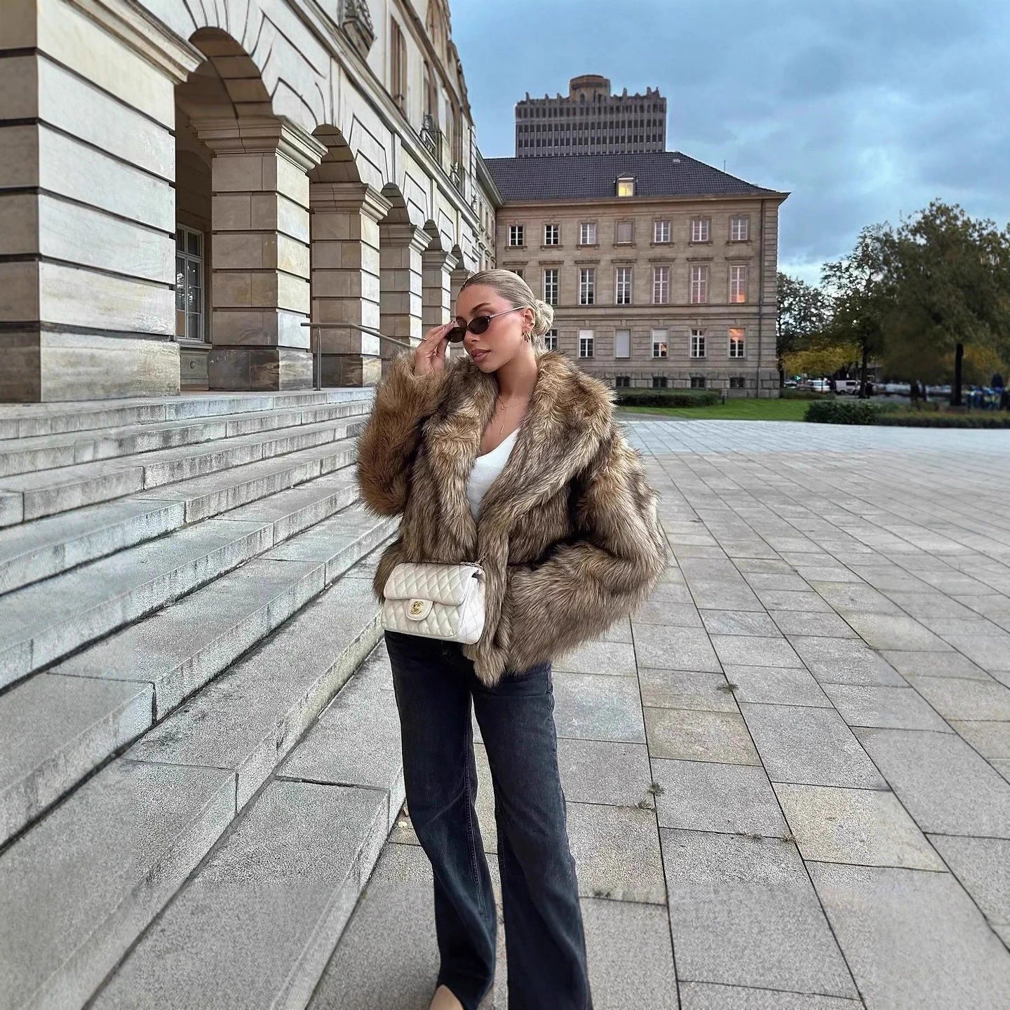 Women's short-cut voluminous faux fur jacket with oversized shawl collar Chichicherry