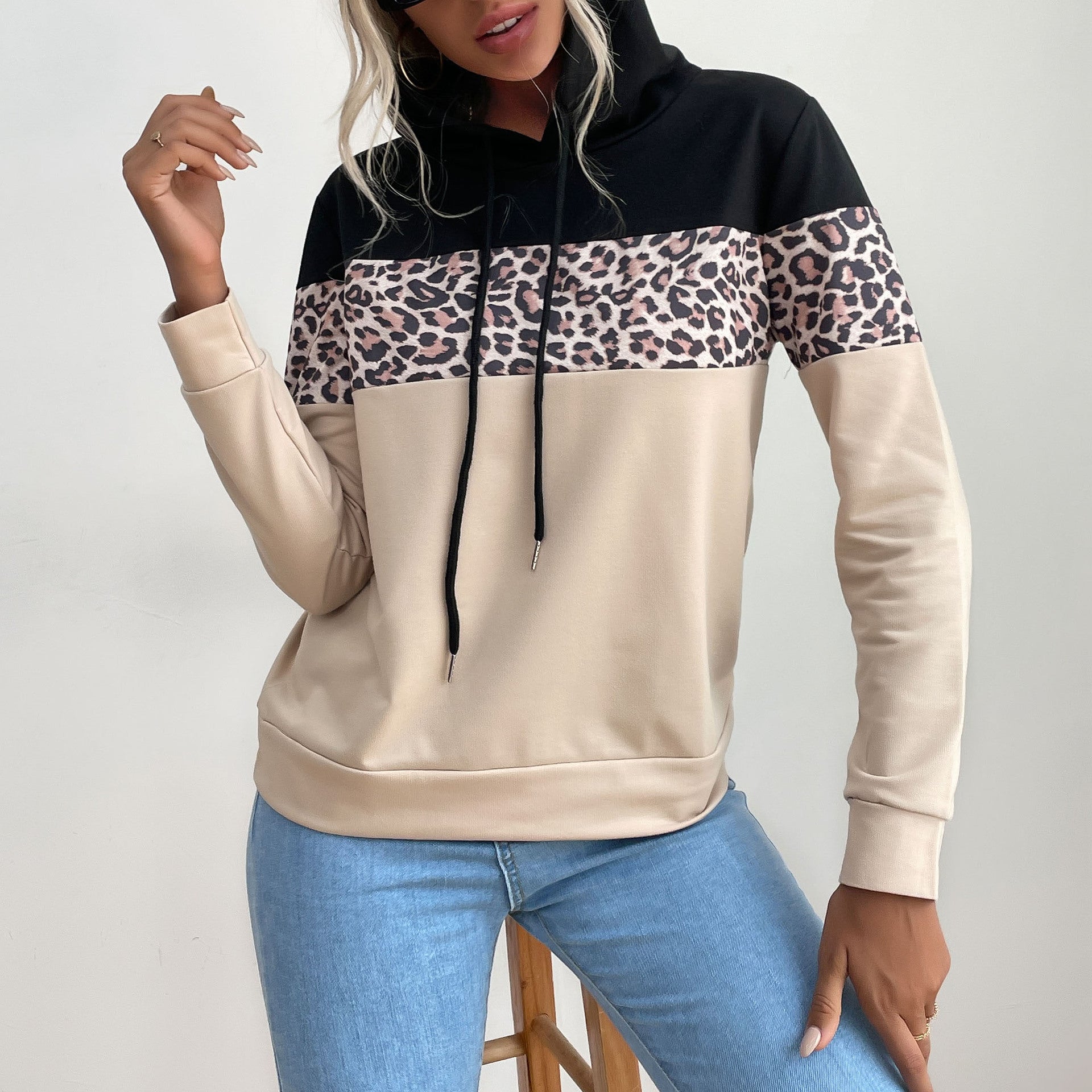 Women's hooded sweatshirt with leopard print trim and kangaroo pocket Chichicherry