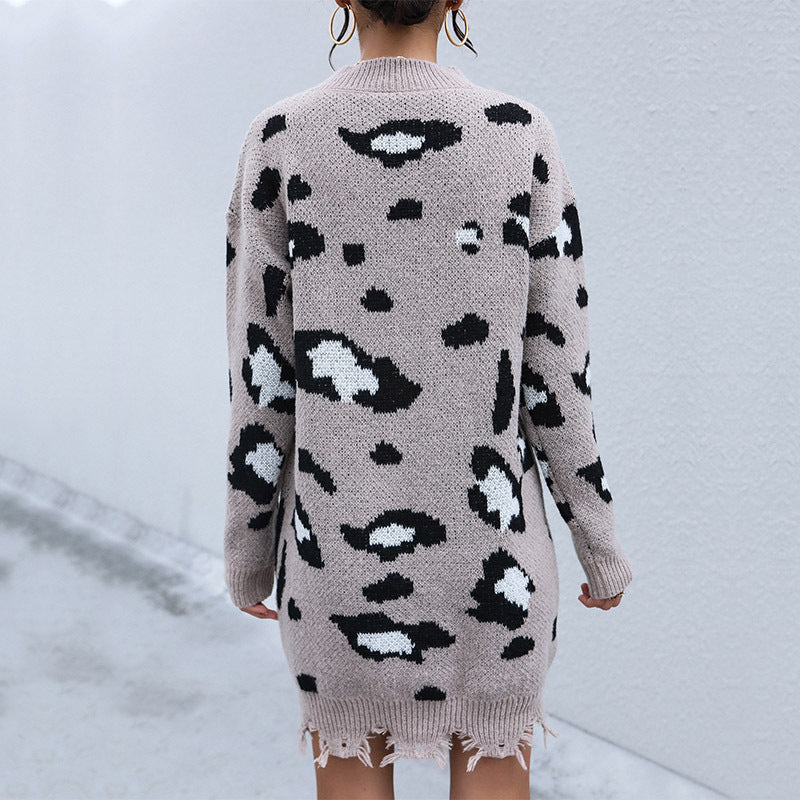 Women's oversized knit dress in leopard jacquard with V-neck and frayed hem Chichicherry
