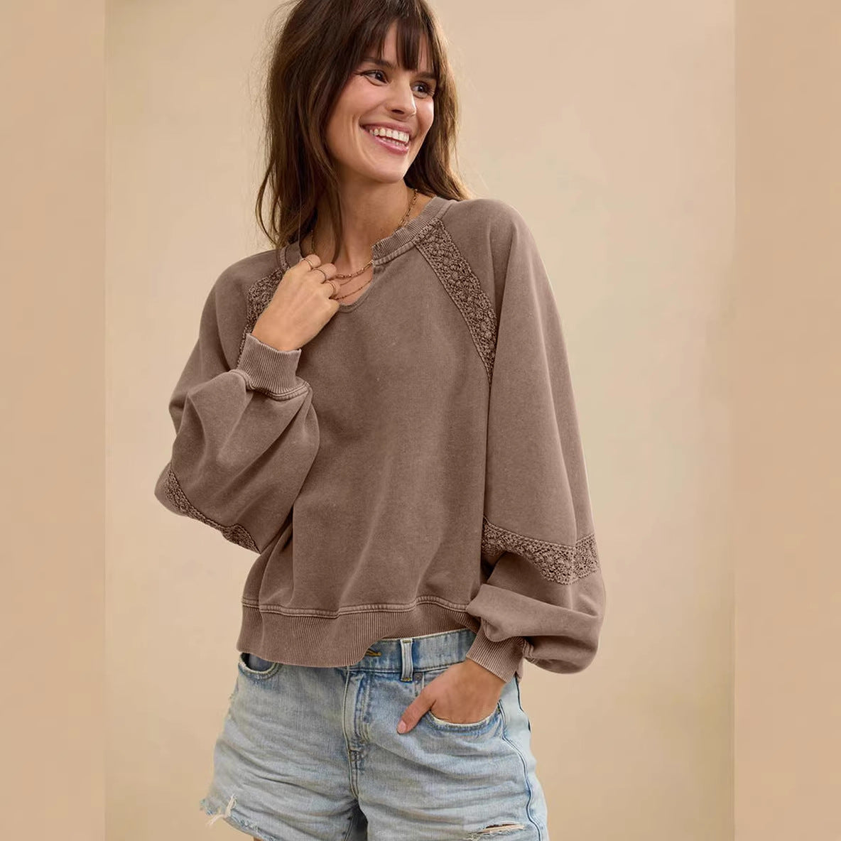 Women's sweatshirt with lace inserts, V-neck and balloon sleeves Chichicherry