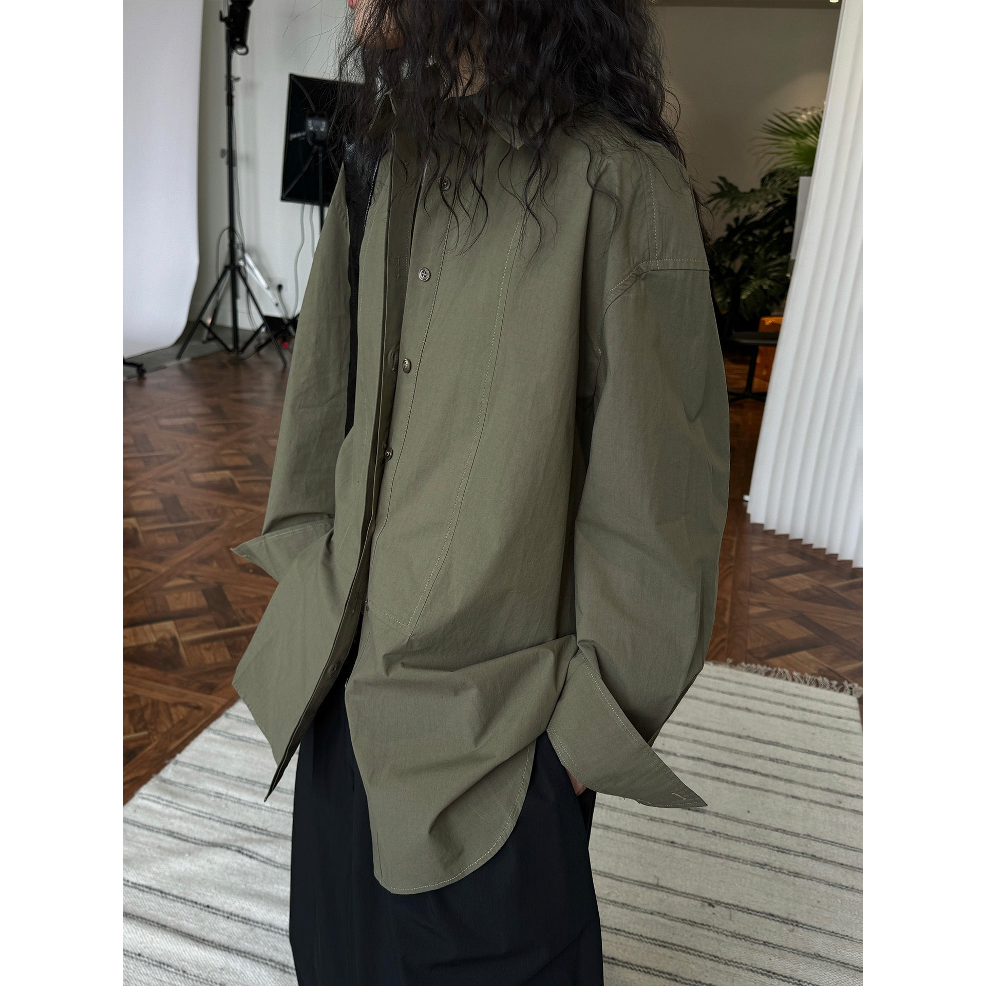 Women's Loose Poplin Shirt with Concealed Button Placket and Extended Back Chichicherry