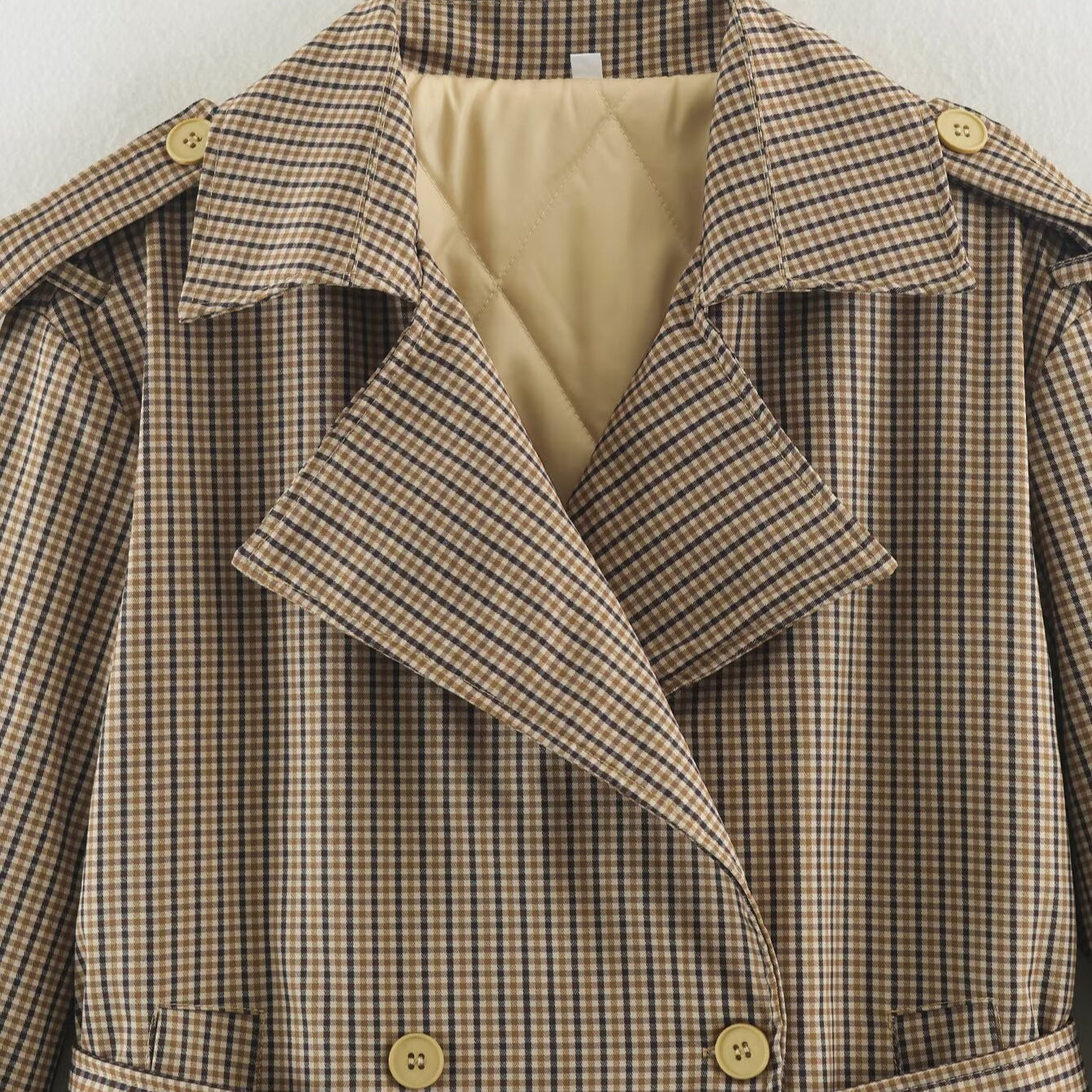 Women's short trench coat in checkered pattern with waist belt, shoulder straps and quilted inner lining Chichicherry