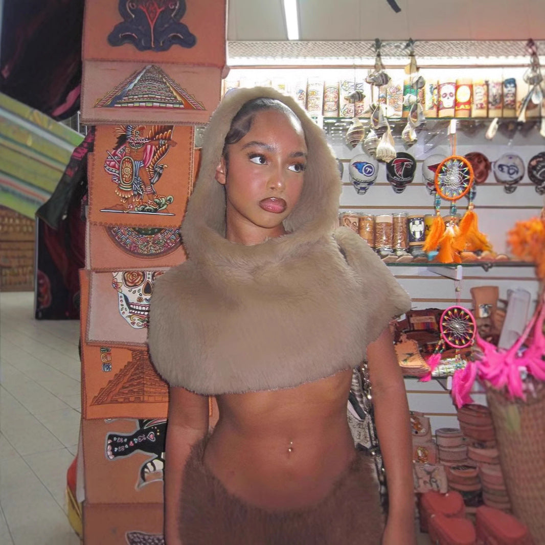 Ladies short hooded capelet made of luxurious faux fur with a concealing shoulder area Chichicherry
