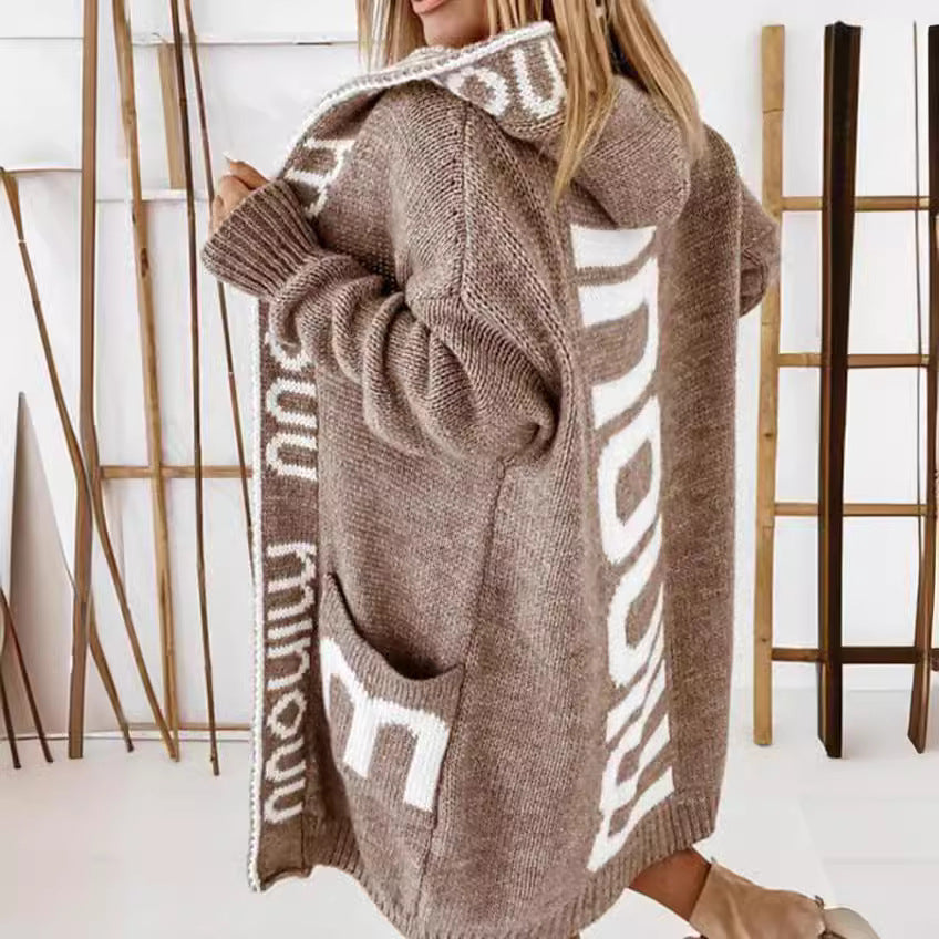 Damen Oversize Strickmantel mit Kapuze, Jacquard-Logo und Eingrifftaschen Drune