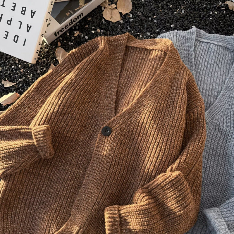 Unisex Grobstrick-Cardigan im Oversize-Schnitt mit tiefem V-Ausschnitt und markanter Knopfleiste Chichicherry