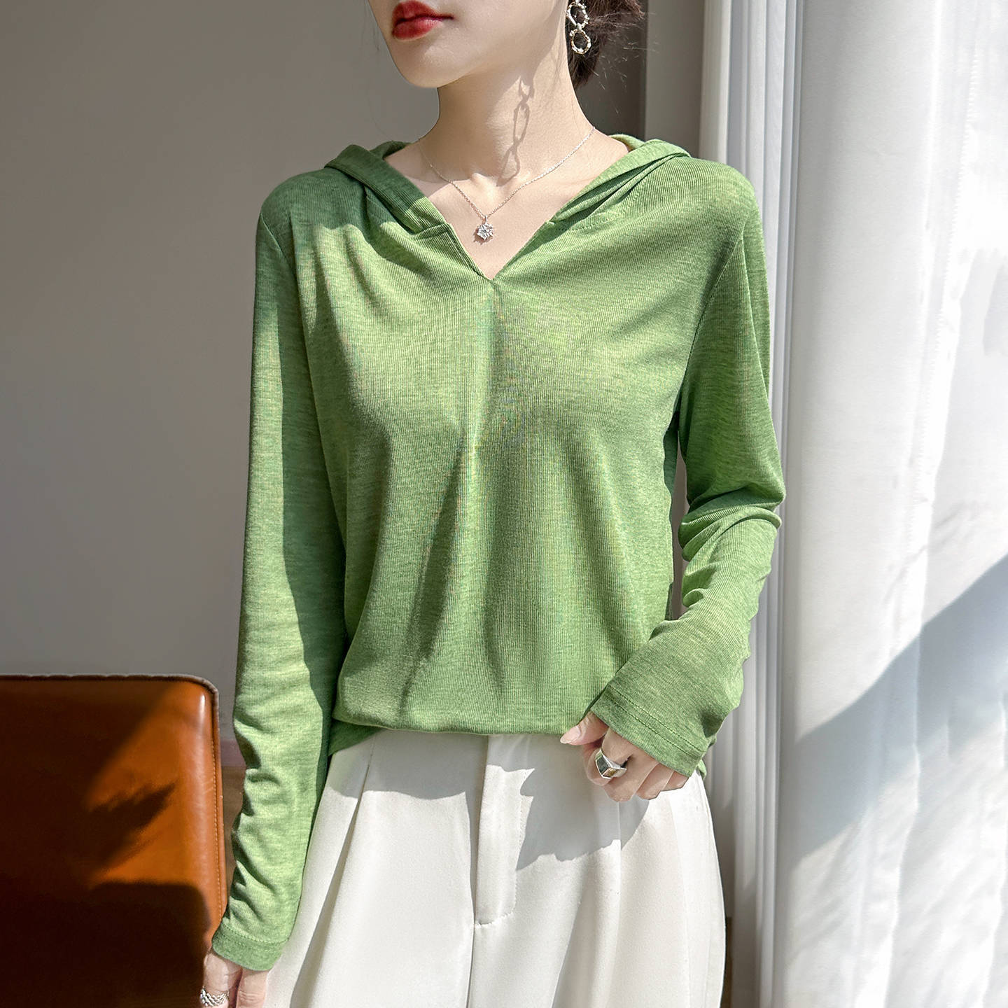Women Light Hooded Sweater with V-Neck and Fine Jersey Chichicherry