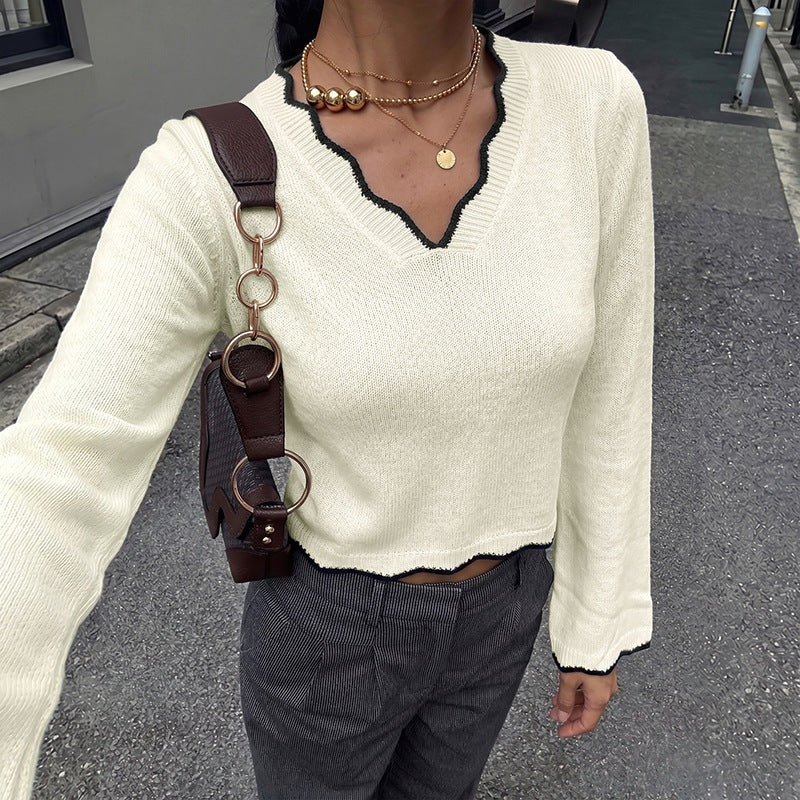 Women fine knit V-neck pullover with wavy hem, flared sleeves and decorative piping Chichicherry