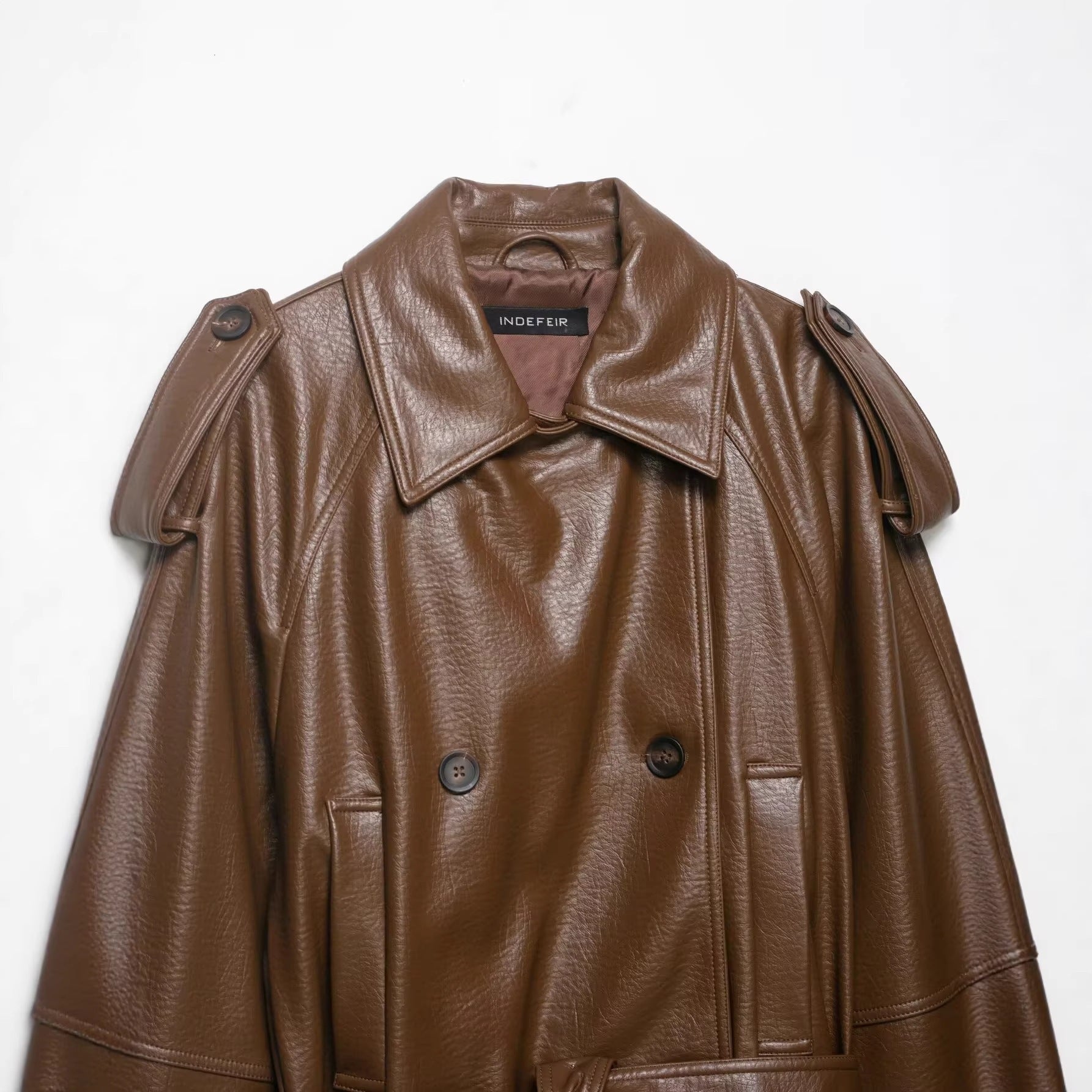 Women's leather trench coat with belt, shoulder flaps and oversized collar Chichicherry
