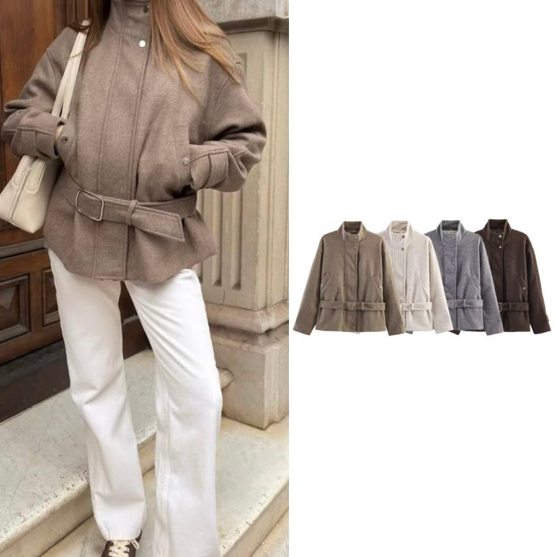 Women's short jacket made of wool blend with waistband, stand-up collar and flap pockets Chichicherry