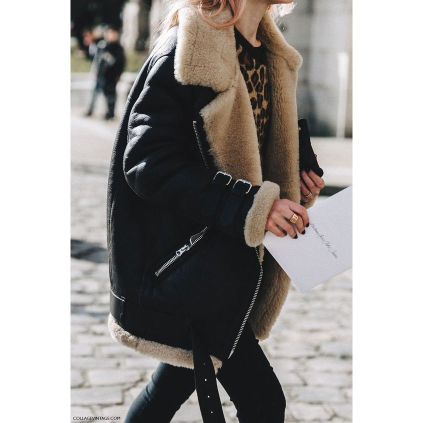 Women's short jacket in pilot style with contrasting fur collar and adjustable buckles Chichicherry
