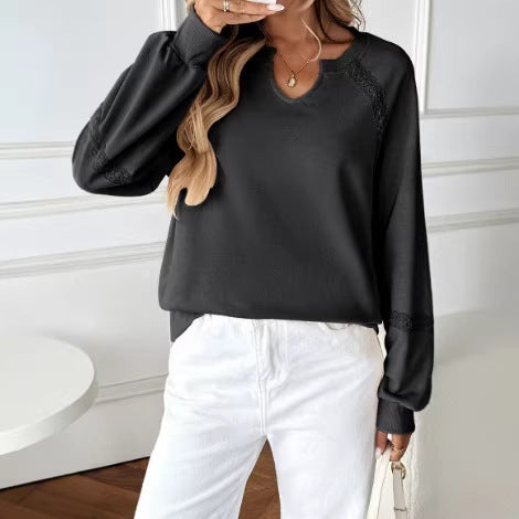 Women's sweatshirt with lace inserts, V-neck and balloon sleeves Chichicherry