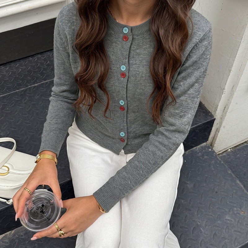 Women's fine knit cardigan with contrast colored buttons and round neck Chichicherry