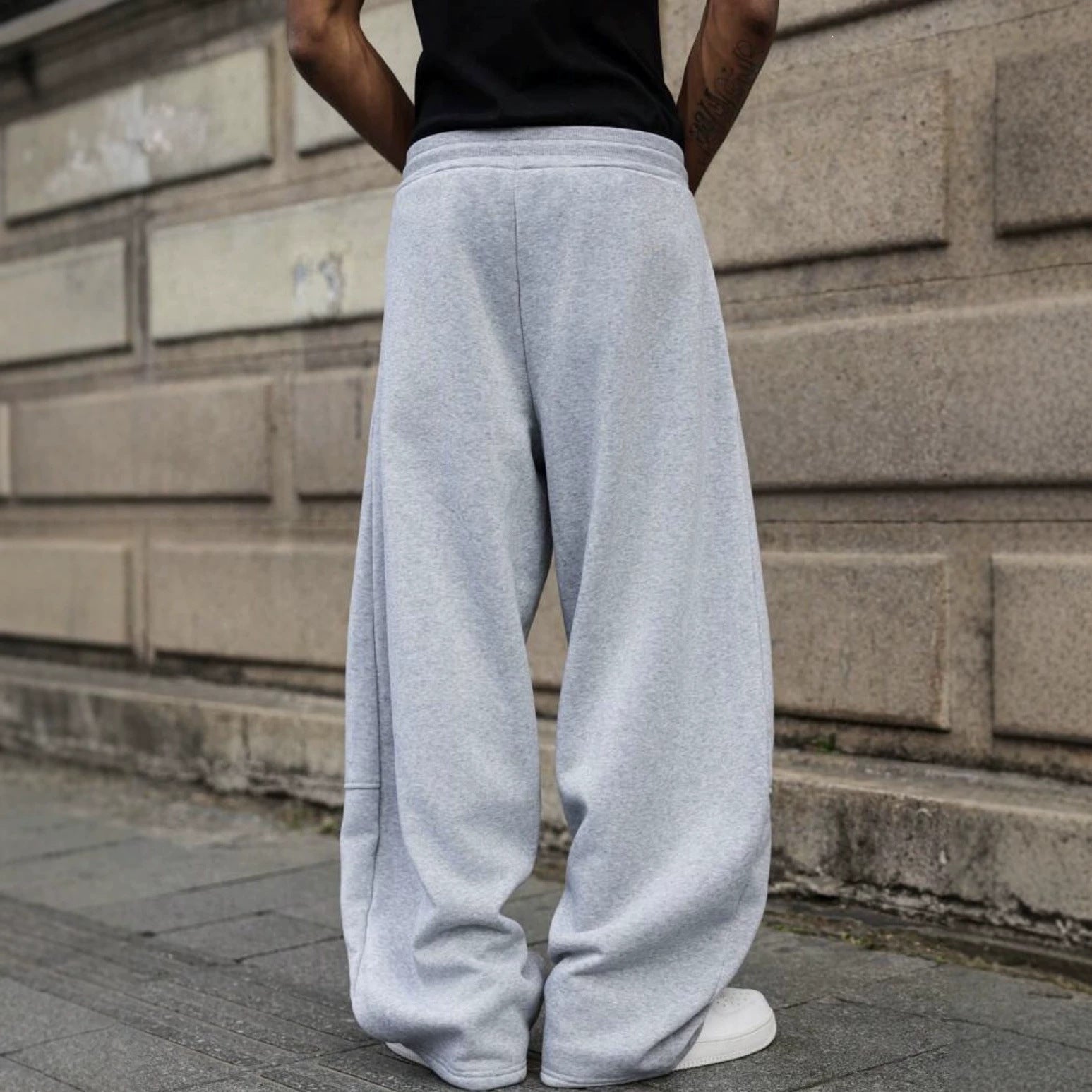 Men's loose sweatpants in baggy cut with elastic waistband, drawstring, and side pockets Chichicherry