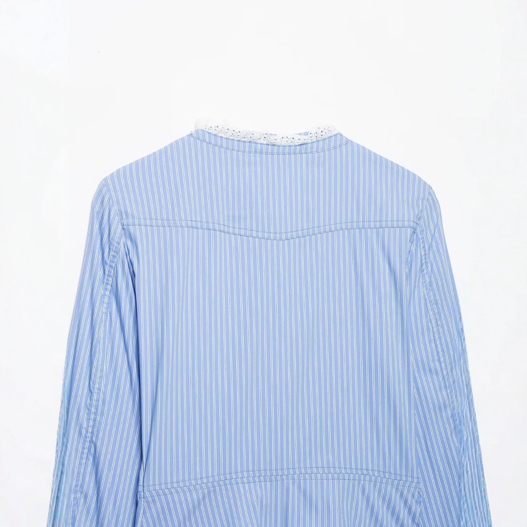 Women's short jacket in blouse style with lace trim and double button placket Chichicherry