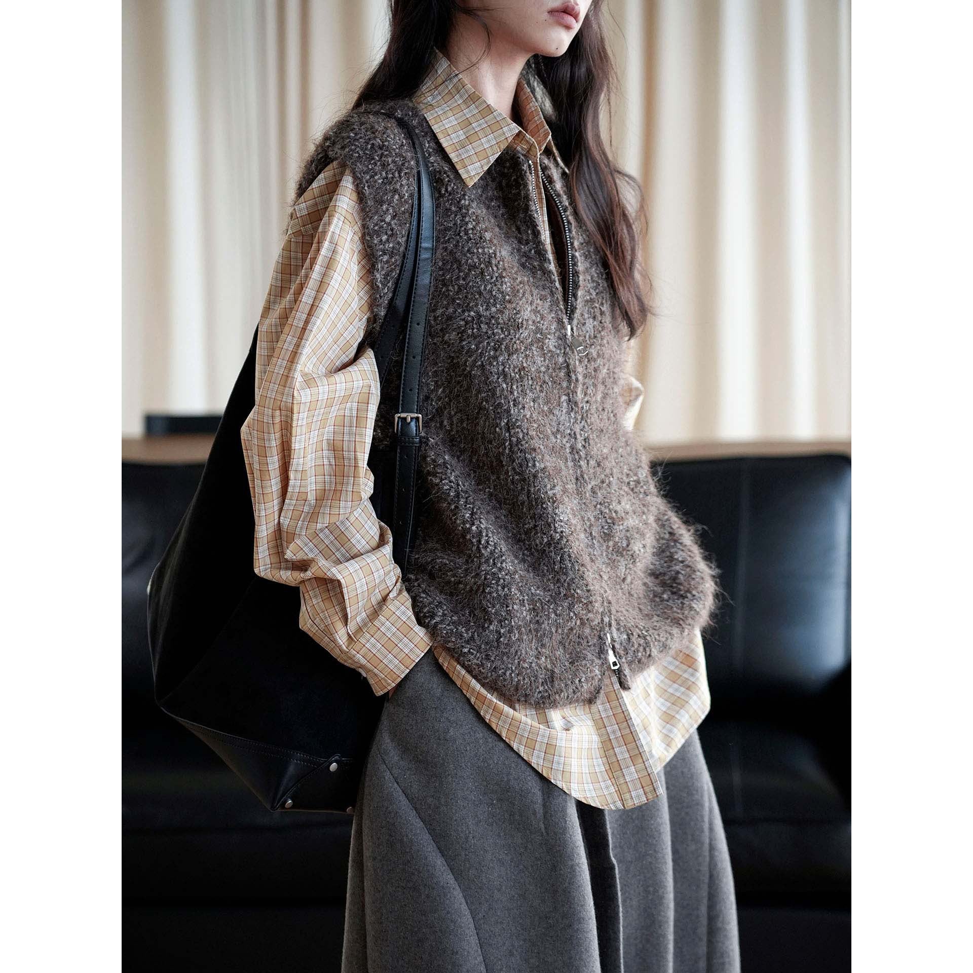 Women's Fluffy Zip Vest made of Boucle Knit Chichicherry