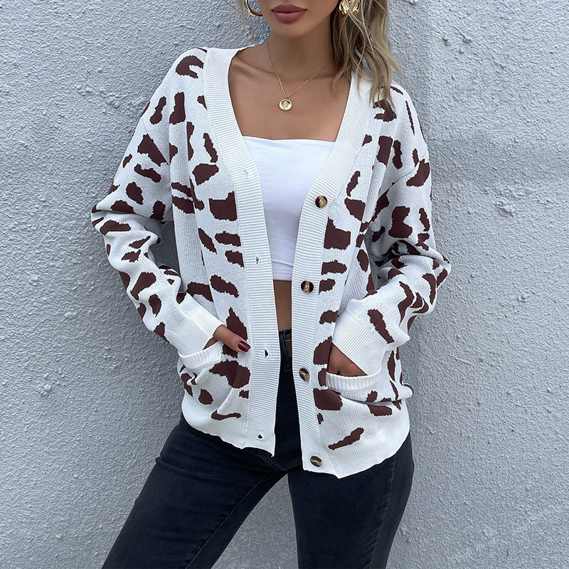 Women's fine knit cardigan with boxy fit, V-neck and animal jacquard pattern