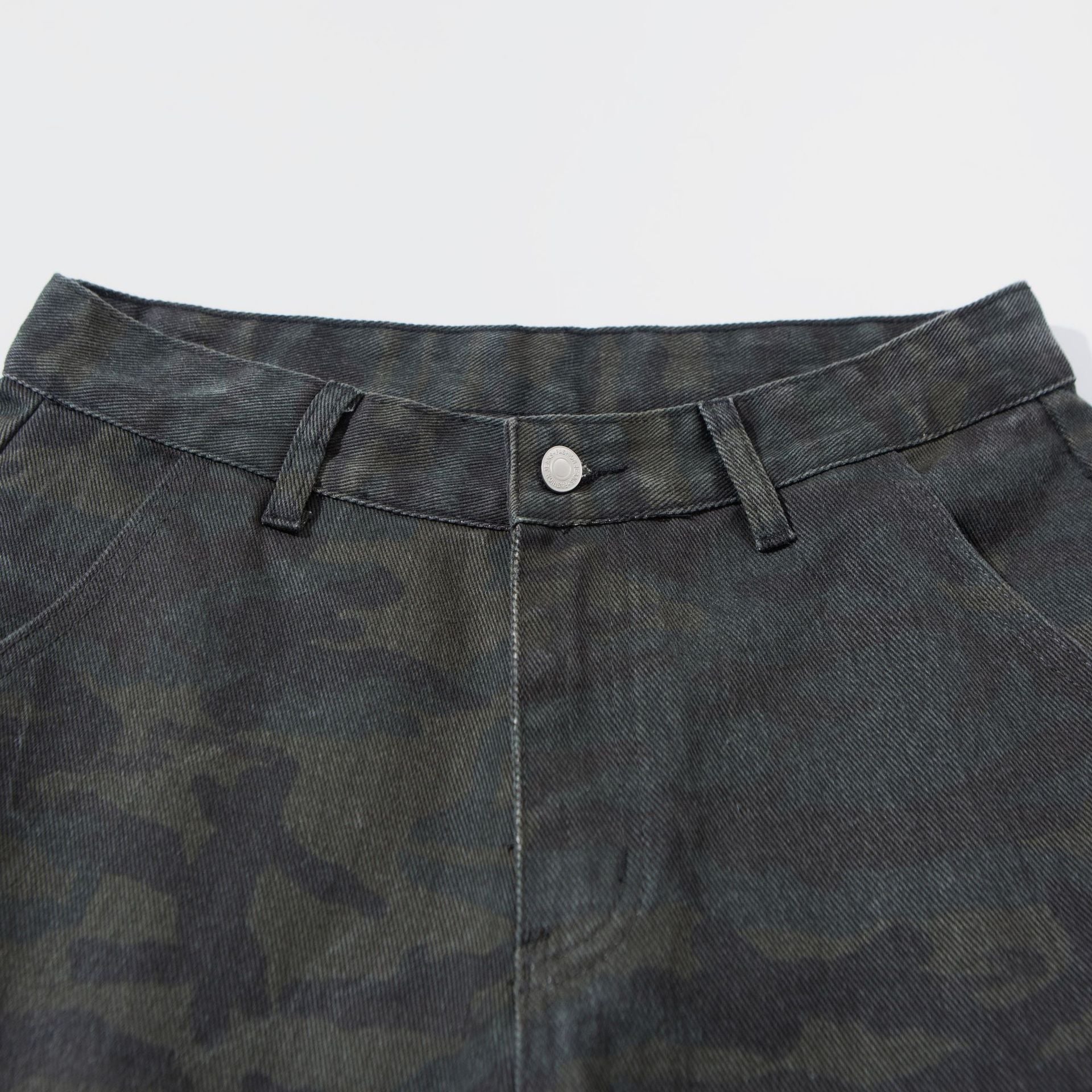Women's High-Cut Cropped Cargo Pants in Utility Style with Large Flap Pockets