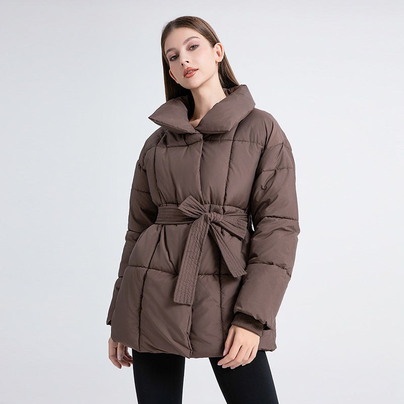 Women's short padded jacket with high stand-up collar, waist belt and side pockets Chichicherry