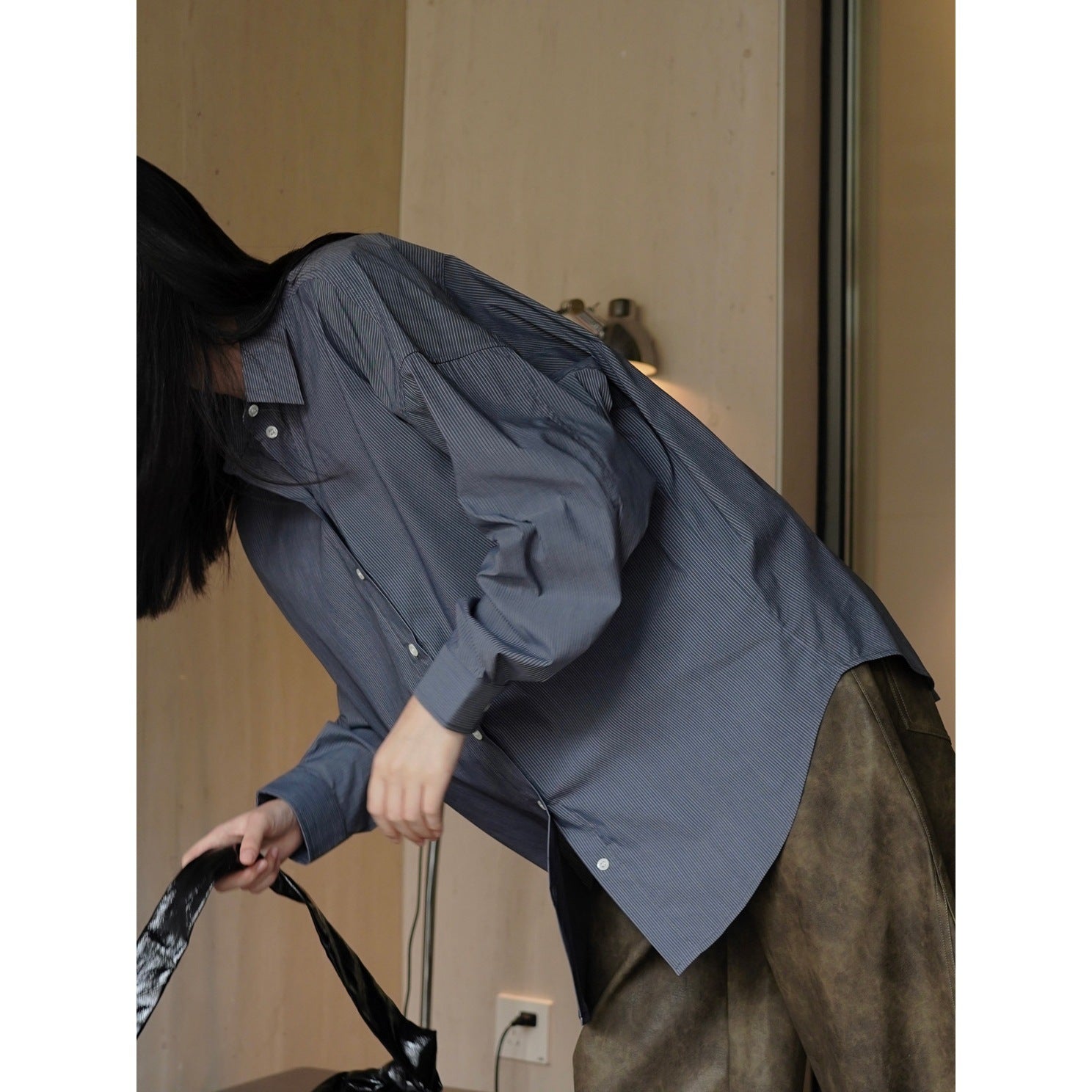 Women's Oversized Shirt made of Cotton Poplin with fine Pinstripes and Extended Hem Chichicherry