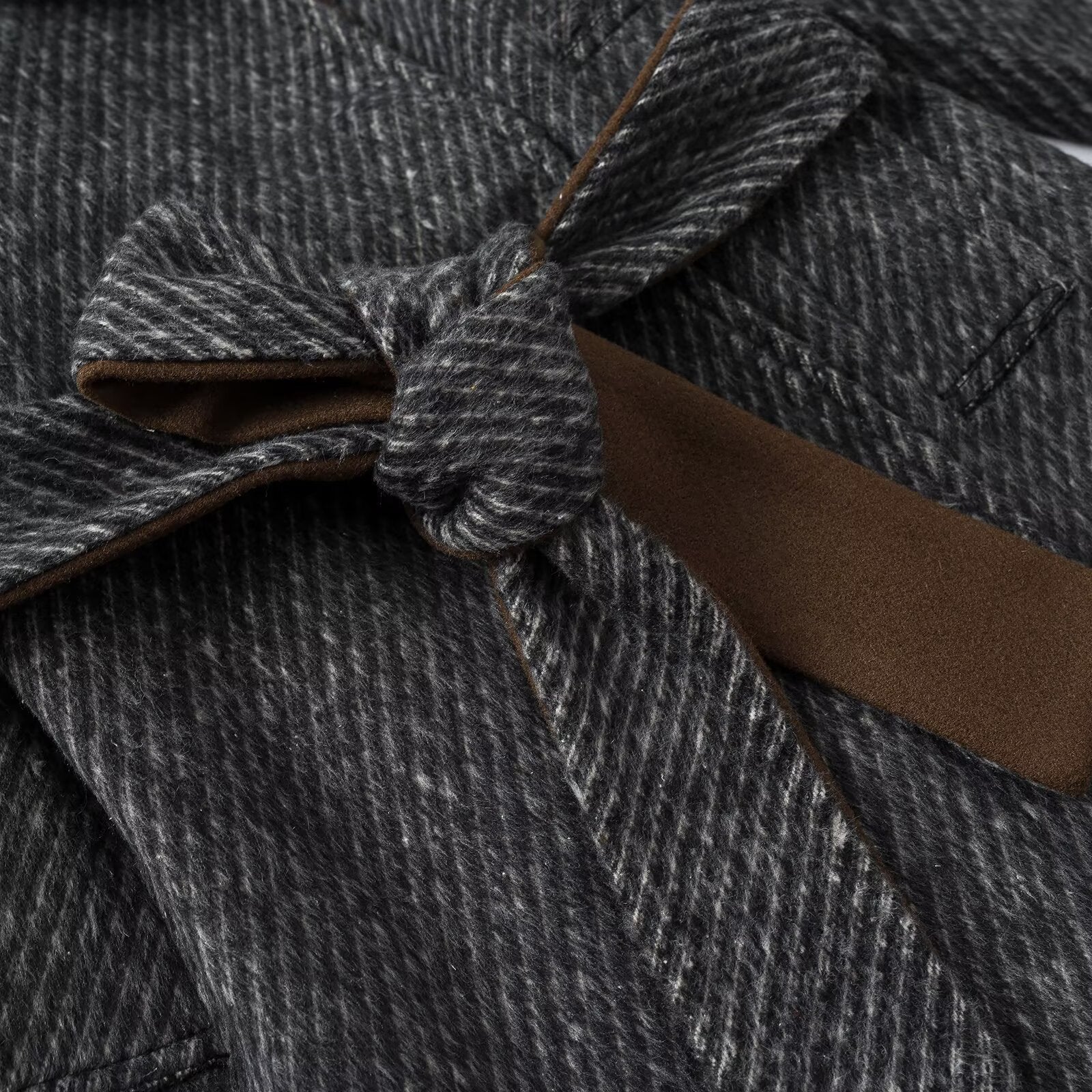 Women's wool blend coat with tie belt and large contrast collar Chichicherry